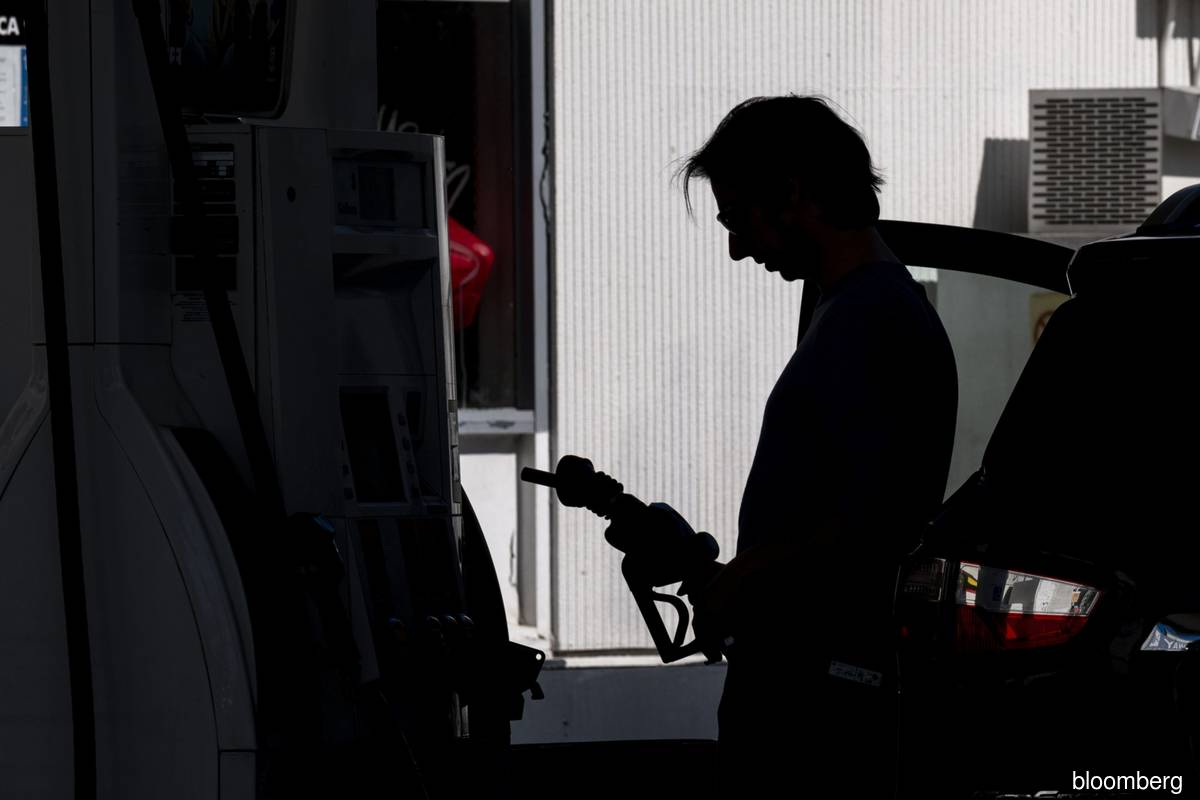 Oil prices slip on anticipated US inventory build amid demand worries